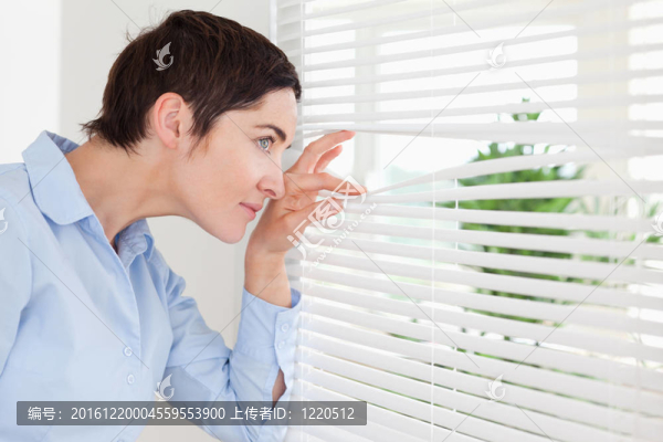 華麗的女人偷看窗外