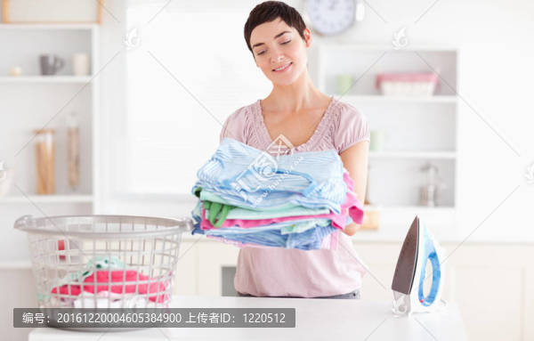快樂(lè)的女人帶著一堆衣服