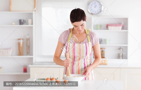 短發(fā)女人準(zhǔn)備蛋糕