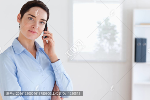 迷人的女商人在打電話