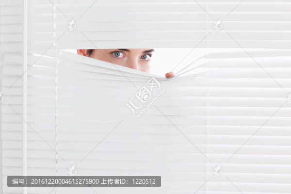 黑發(fā)女商人窺視窗外