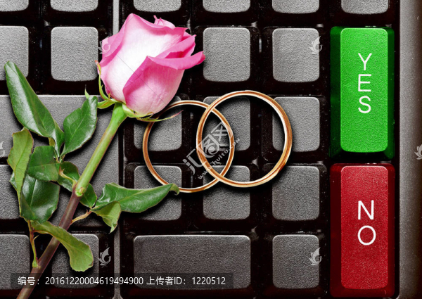 電腦鍵盤上的結(jié)婚戒指和紅玫瑰