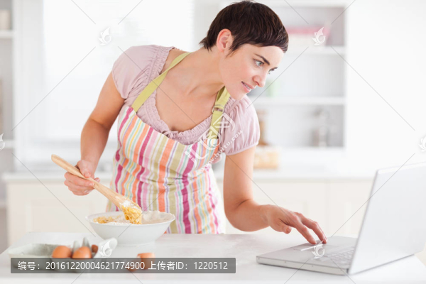 看筆記本電腦收據(jù)的女人