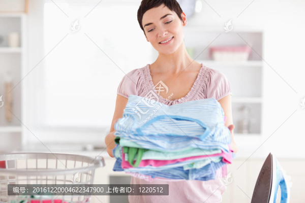 華麗女人帶著一堆衣服