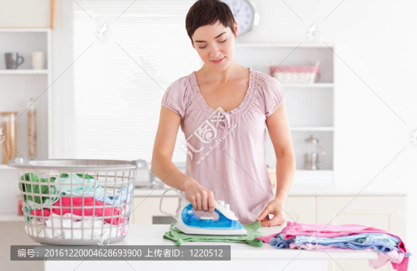 女人熨衣服