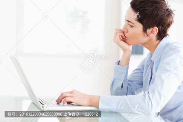 無聊的短發(fā)的女商人用筆記本