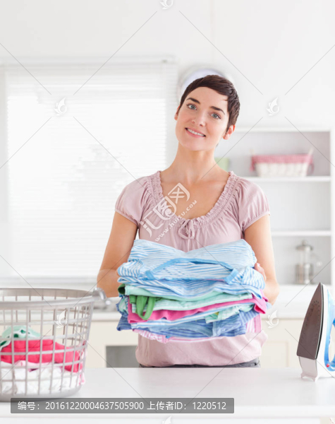 迷人的女人與一堆衣服