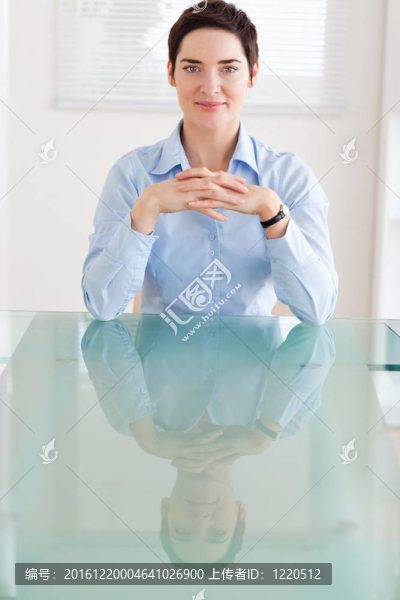 商人坐在辦公桌后面