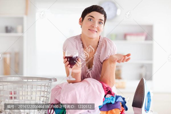 漂亮女人帶著酒和一堆衣服