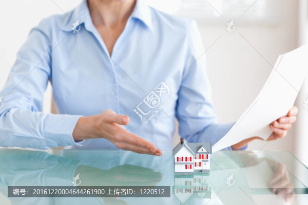 女子拿著樣板展示樣板房