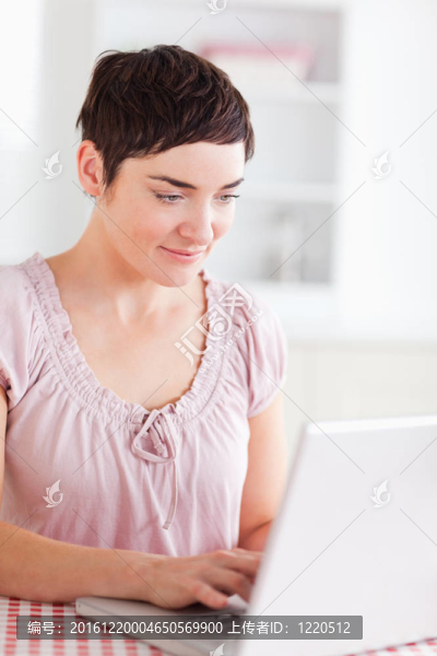 工作與筆記本電腦的女人