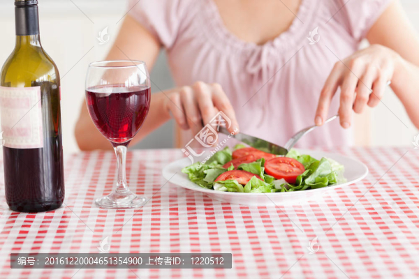 可愛的女人吃午餐和喝葡萄酒