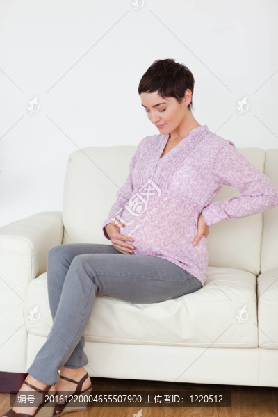 孕婦坐在沙發(fā)上摸她的肚子