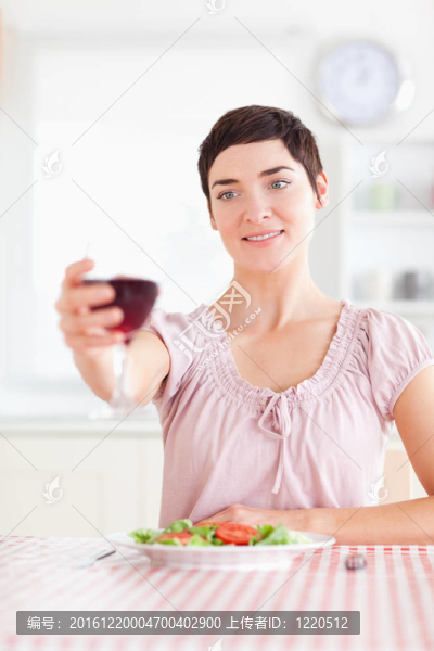 迷人的女人喝葡萄酒