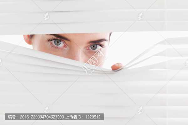 黑發(fā)女商人通過百葉窗偷看