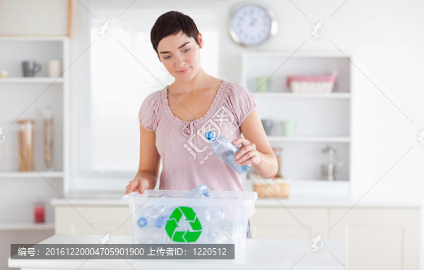 女人把瓶子放在回收箱里