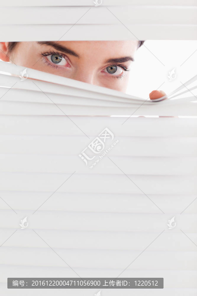 商人通過百葉窗偷看