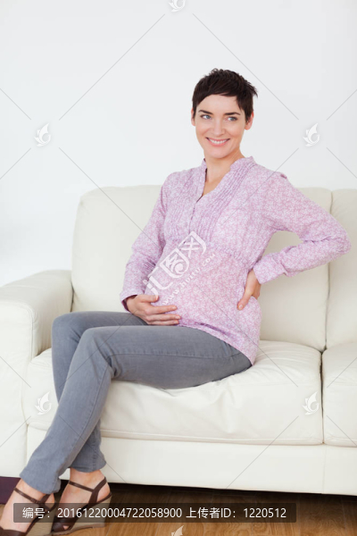 漂亮孕婦坐在沙發(fā)上