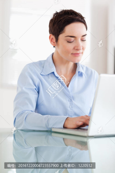黑發(fā)女商人用筆記本
