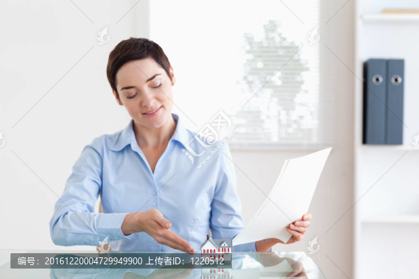 短發(fā)女人拿著證件展示樣板房