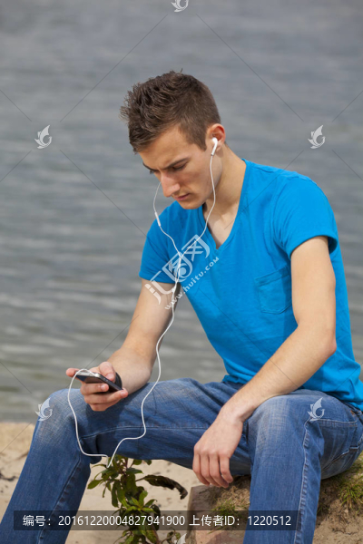 年輕人聽音樂