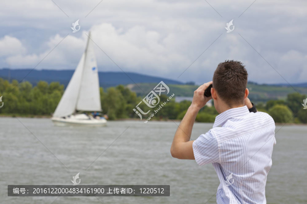 年輕人看帆船