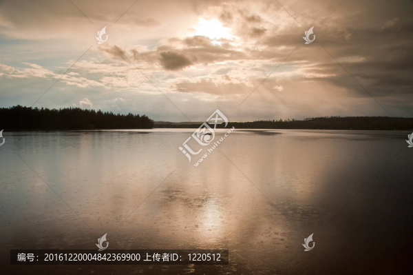 瑞典湖上的雨