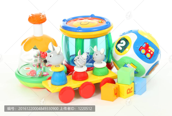 白色背景的彩色玩具