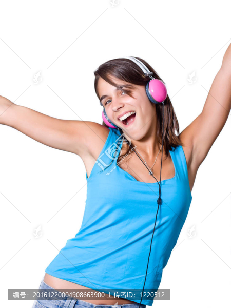 可愛(ài)的年輕女子帶著音樂(lè)跳舞