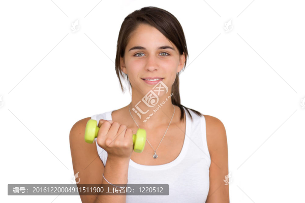 漂亮的年輕女子舉起啞鈴