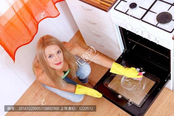 清洗臟烤箱