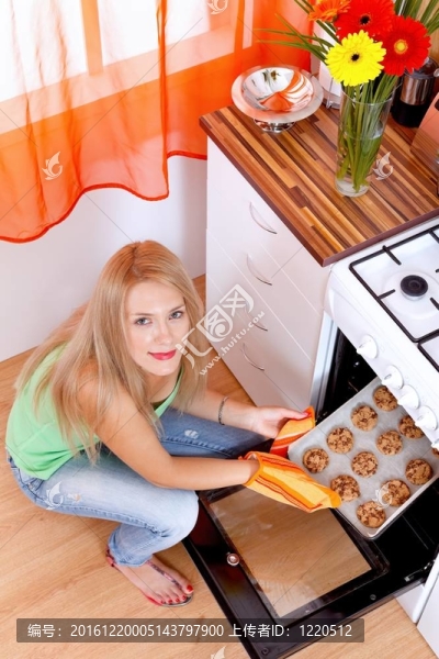 女人烘烤