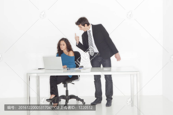 男孩在辦公室向女孩大喊大叫