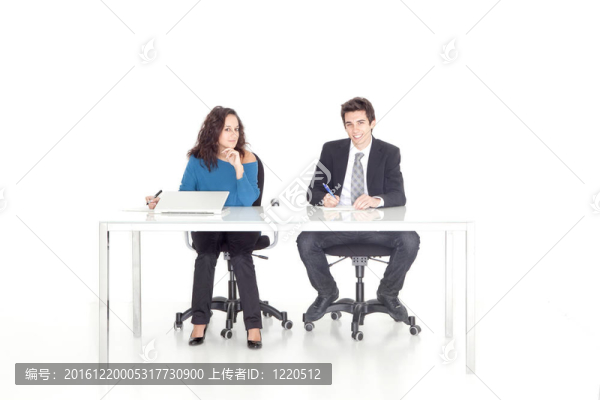 在工作桌上工作的小女孩和男孩