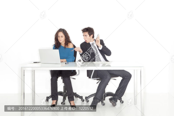 男孩和女孩工作忙，驚奇于在辦公室