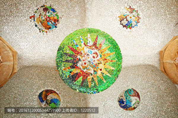 在PARC的多柱大廳天花板彩色瓷磚鑲嵌平息巴塞羅那。