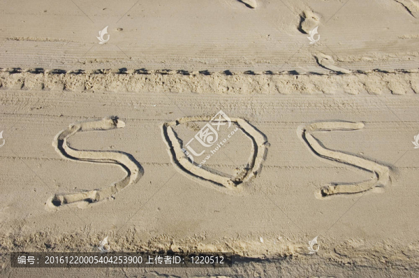 SOS呼救在沙灘上的腳印