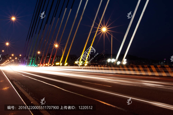 夜間交通燈痕跡