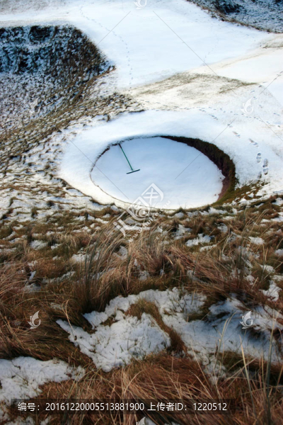 耙在沙坑上的雪覆蓋鏈接高爾夫球場