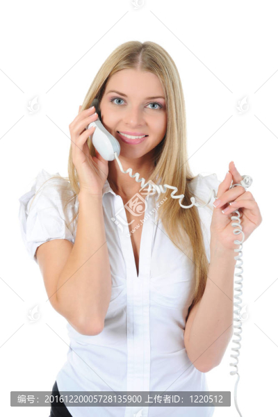 漂亮的女人手里拿著電話。