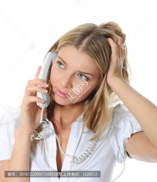 漂亮的女人手里拿著電話。
