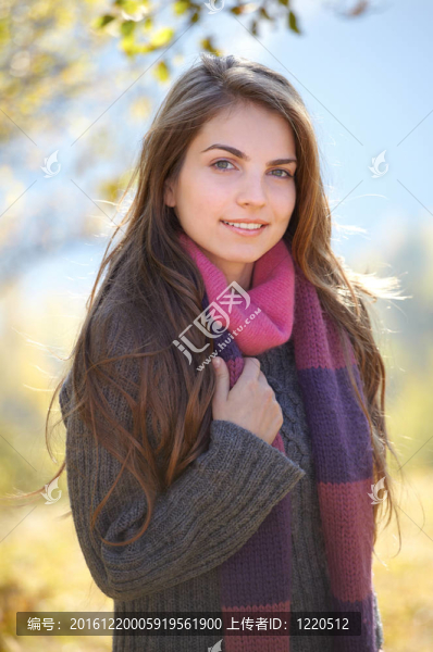 年輕女子戶外
