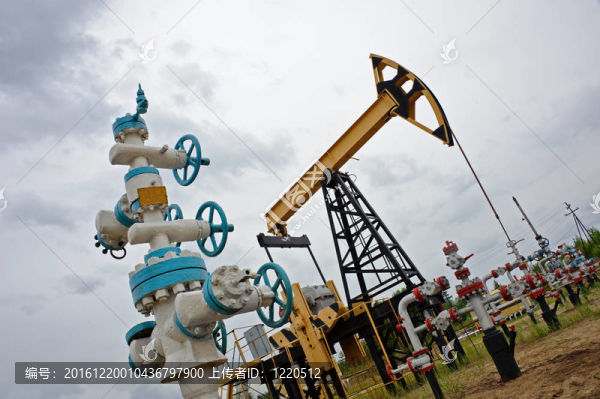 pumpjack和油井。