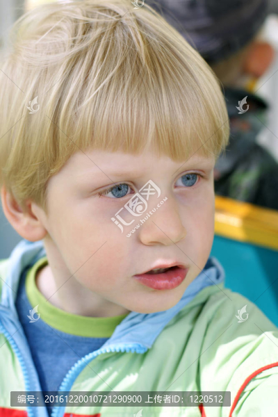 小男孩肖像