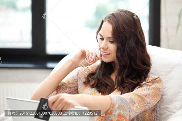 快樂的女人與筆記本電腦和信用卡