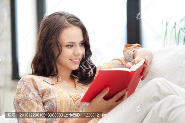 快樂微笑的女人與書