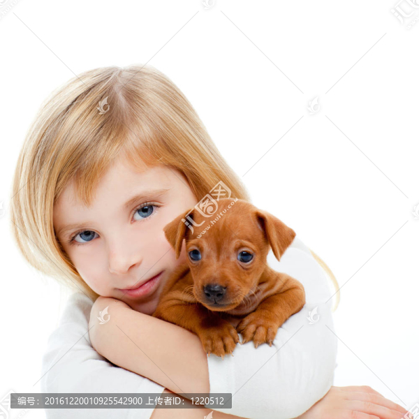 與小狗迷你杜賓犬的金發(fā)孩子的女孩