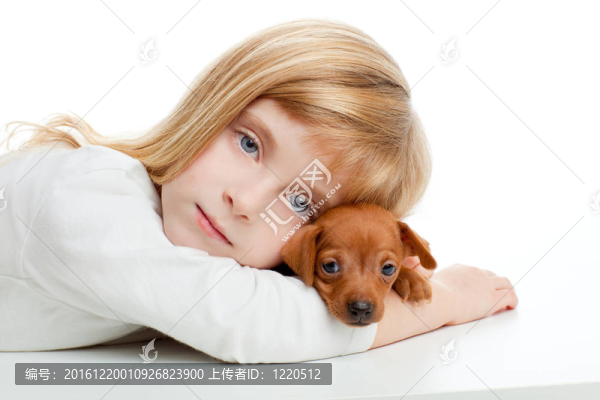 金發(fā)小女孩的迷你杜賓犬寵物狗的吉祥物