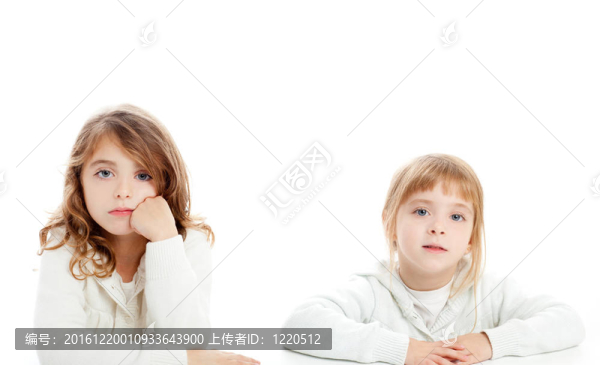 金發(fā)和黑發(fā)男孩女孩肖像的白色