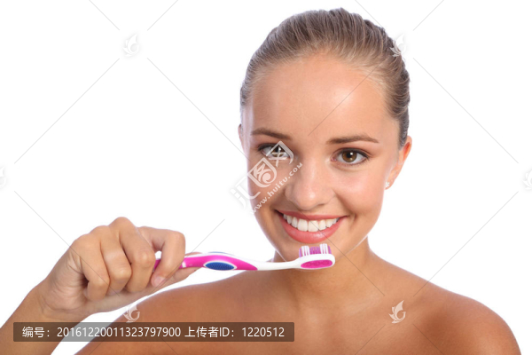 幸福女孩用牙刷清潔牙齒